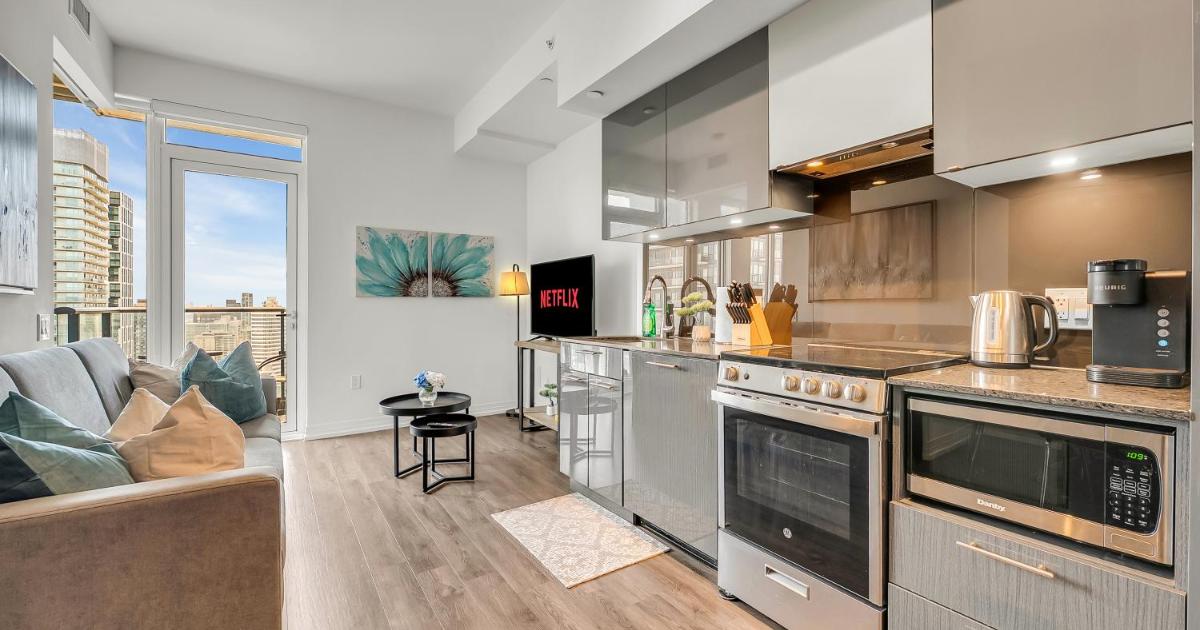 Beautiful View - High Floor 2 Bedroom Modern Condo, Toronto (prețuri ...