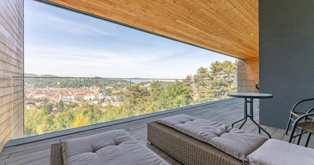 Modern penthouse with a terrace and a fantastic view, Brasov (precios ...