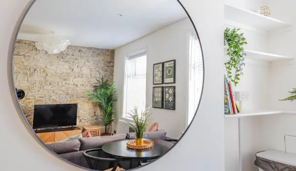 Curated visual reference: Gallery Detail: Georgia Suite Modern 1Br Apartment With Parking WiFi Barry