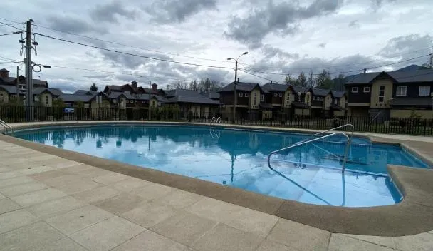 Amplia casa 3D3B en Pucón con piscina y quinchos
