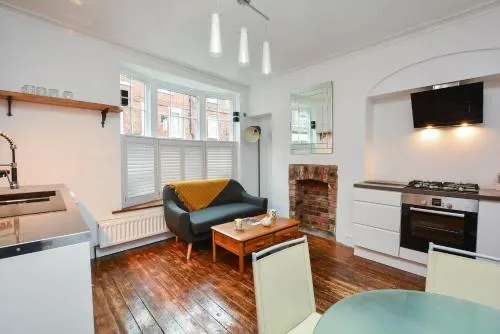 The LOCATION- 1 FREE PRIVATE PARKING SPACE - 60 SECOND WALK 2 MINSTER! photo 2