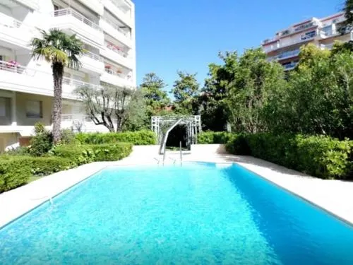 Lux Studio our swimming pool and garden photo 2