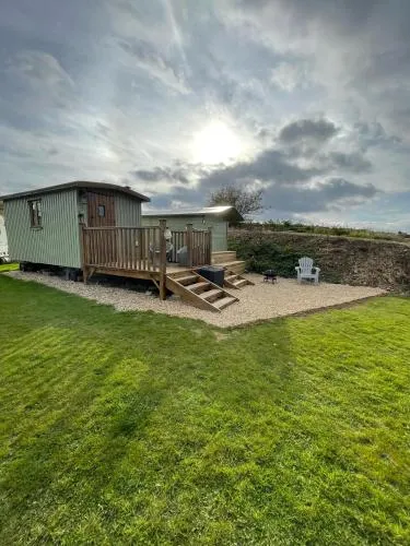 Oakley View Shepherds Hut with hot tub photo 2