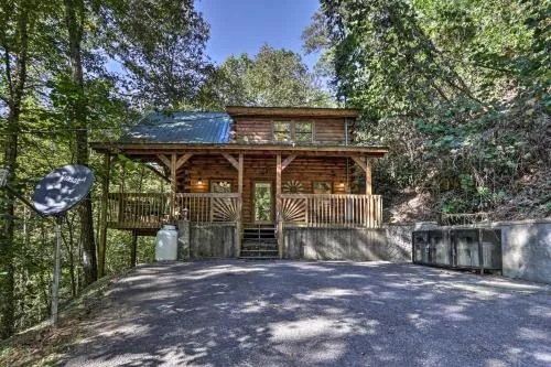 3 Mi to Pigeon Forge: Cabin w/ Hot Tub & Deck photo 2