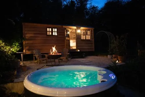 Luxury, rural Shepherds Hut with hot tub nr Bath photo 2