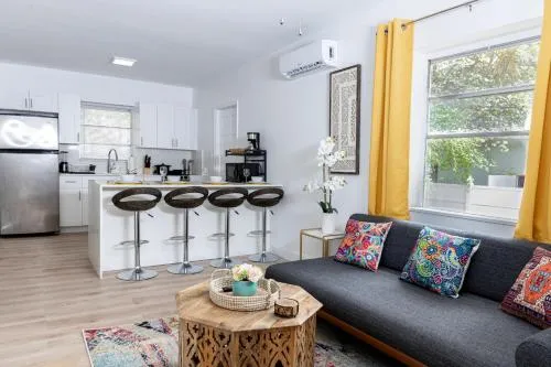 Beautiful Casita with King Bed and private patio Close to Calle 8, MIA Airport, Coral Gables photo 2