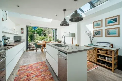 The Hayles House, Stylish London Stay with Garden photo 2