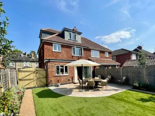 Central Townhouse with free off road parking and garden photo 2