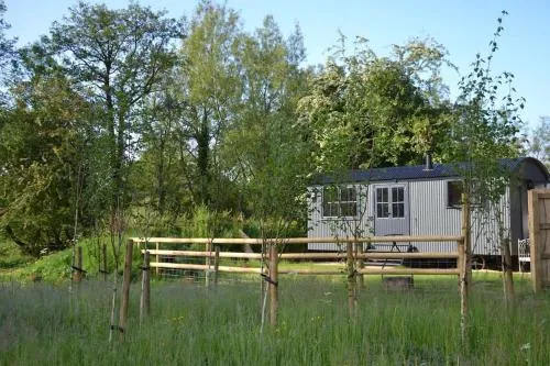 Large Luxury Shepherds Hut with Hot Tub nr Bath photo 2