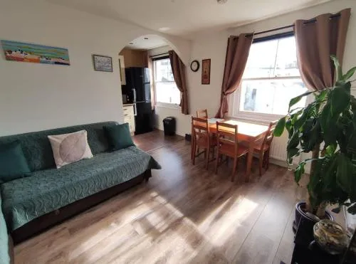 Lovely & bright 1 bedroom apartment near the beach photo 2