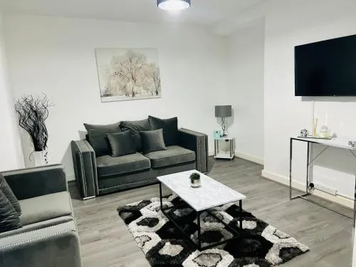 Beautiful and Homely 3 Bed House With FREE Parking So Close To Man City and City Centre photo 2