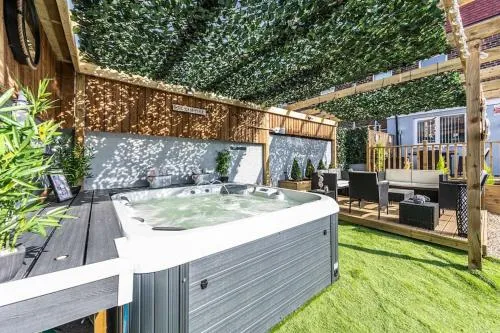 Stunning house close to the stadium + Hot tub! photo 2