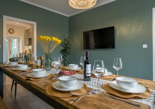 Premium Designer 4 Bedroom Home in Clifton - 3 Bathrooms & Cinema Room photo 2