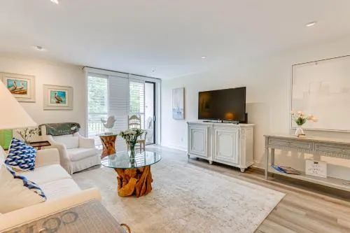 Walk to Pier & Golf: Heart of Harbour Town Condo photo 2