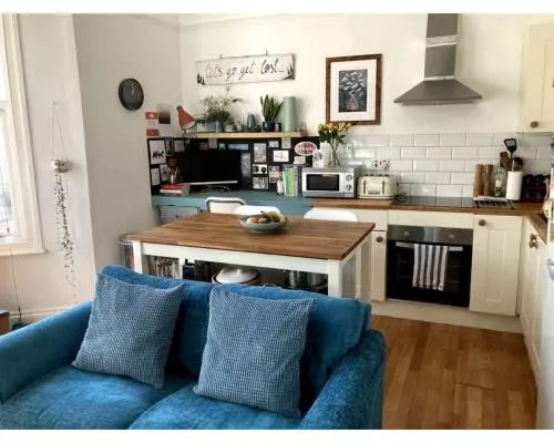 Bright, book-filled flat in artsy Stokes Croft photo 2