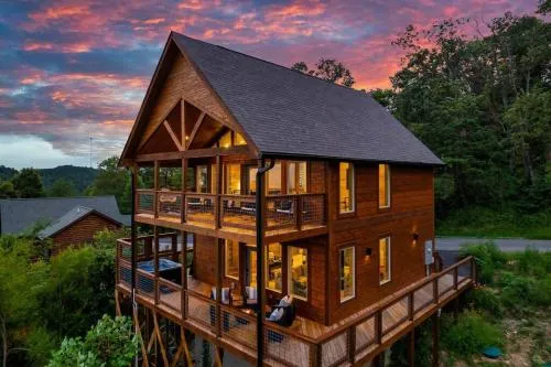 New Luxury Cabin with Stunning MountainVIEWS,HotTub, FirePit, FirePlace,2 KingBeds, 2 CoveredDecks,BBqGrill, ShuffleBoard and Pool Access photo 2