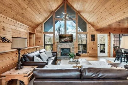 Kate's Cabin - 3 min to Dollywood! Cabin with Hot tub, Game Room, and Resort Pool! photo 2