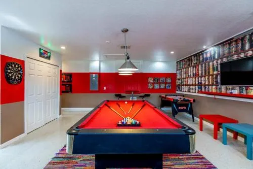4br House w Perfect Location Pool and Much More photo 2