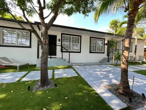 Stylish 2/1 centrally located! photo 2