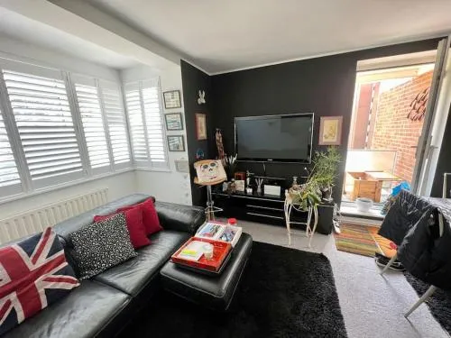 CENTRAL HOVE Large 2 bedroom Private residence with PARKING & BEACH HUT photo 2