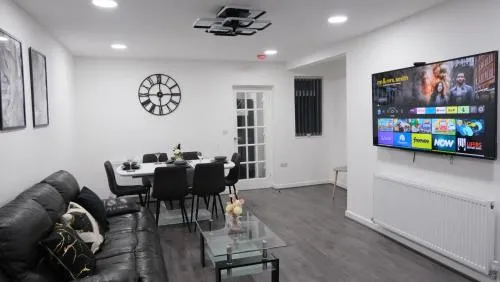 ETIHCITY - 3 Bedroom Semi - Free Parking near Etihad Stadium, Tourist attractions, Manchester City Centre, Transport and Motorway Links next to McDonald's - Sky n Netflix photo 2