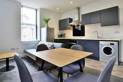 FREE PARKING - Charming 2-BR Flat near Salford Royal photo 2
