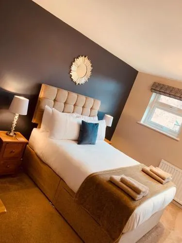 2 bedroom house walking distance to city centre WITH FREE PARKING photo 2