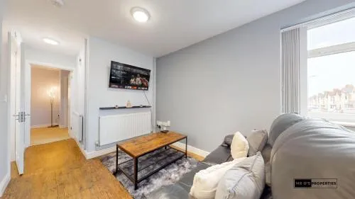 Cardiff city centre and free parking photo 2