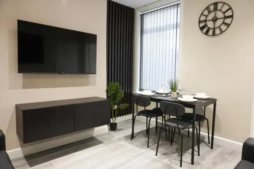 4 Bedroom, Sleeps 8, Free Parking, 5 mins from LFC, 15 Mins City Centre photo 2