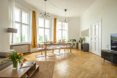 KAISER 02 by ROCKCHAIR Apartments l SUPERHOST Status l 3 Bedrooms Boxspringbeds 2 Bathrooms l Cozy Family & Business Flair 155 sqm 3 Balcony 2nd Floor Elevator up to 10 guests welcomes you! photo 2