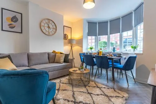 Luxury 4 Bed House Near Birmingham Sleeps 10 Free Parking Fast WiFi photo 2