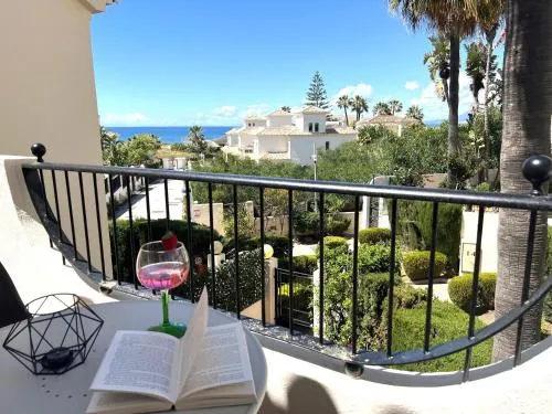 STYLISH TOWNHOUSE IN BEACHFRONT COMPLEX photo 2