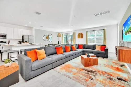 Upstay Modern Home w Pool, Games & BBQ - Sleeps 18 photo 2