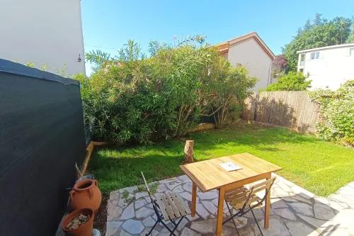 Refurbished apartment with terrace and garden photo 2
