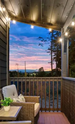 Family or couple retreat next to Downtown, Dollywood & Smoky Mountains! photo 2