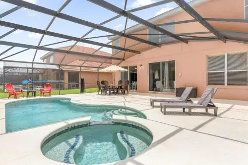 Large Spacious Home w Private Pool & Hot Tub photo 2
