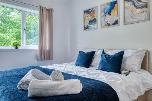 Contractors & Relocation haven, 3BD House, Secure off-site parking & office space photo 2