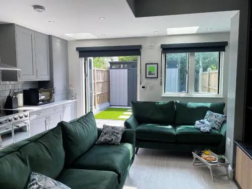 Superb townhouse near vibrant Gloucester Road photo 2