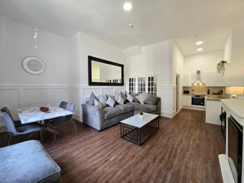 Two bedroom flat in Cardiff Bay with roof terrace photo 2
