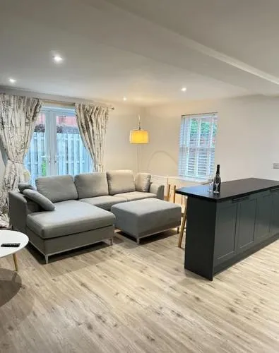 Gorgeous 2 bed apartment with free parking near, Sefton Park, Palm House, Lark Lane, Liverpool and Everton football clubs photo 2