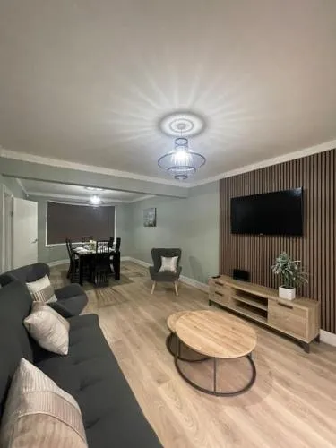 House 246 photo 2