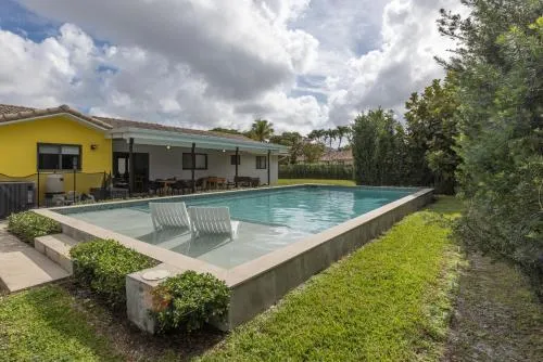 Heated pool - 5min Coral Gables - Family Vacation photo 2