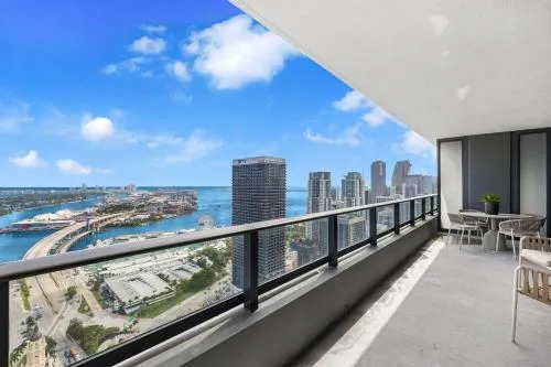 On 44th Floor! Condo w The Best Views & Free Parking photo 2