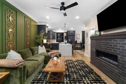 3 King Bd with Hot Tub & Minutes to Dollywood! photo 2