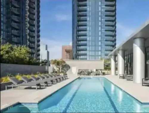 Chic 3-bed Apt with Pool & Hot Tub in Heart of DTLA photo 2