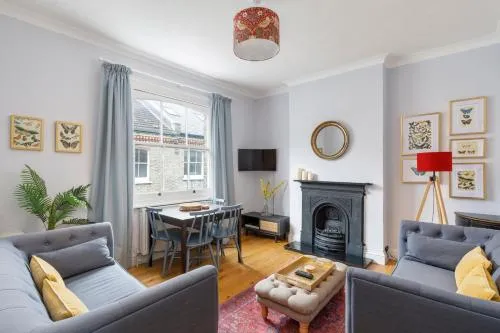 Cambridge Grove- Cosy two bed Mews - with parking photo 2