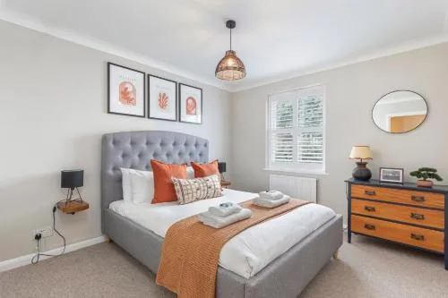 Beautiful 2 Bed property with parking by the sea photo 2