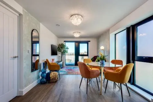Luxury City Escape - Brand New Stylish 2 Bedroom Apartment with Parking photo 2