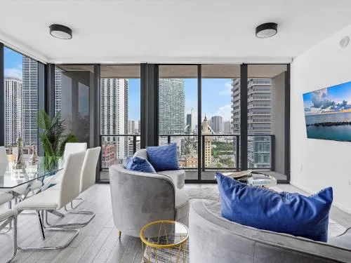 X Lounge-Contemporary Corner Residence photo 2