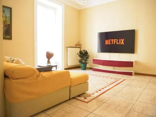 Wonderful downtown apartment-HD NETFLIX, KING-SIZE BED, two minutes' walk from metro photo 2